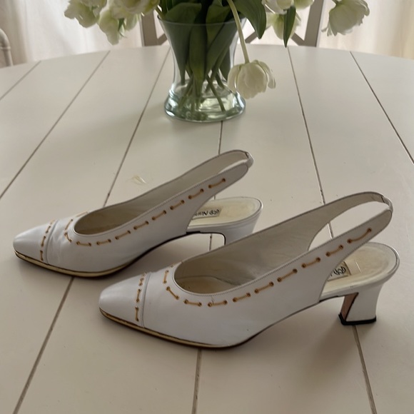 Vintage Nando Muzi White Leather Sling Backs, Gold trim, fits US 8.5, - Picture 2 of 7